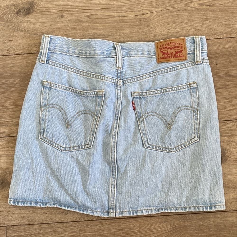 Levi's Icon Mini Denim Skirt Light Wash Fitted Button Size 27 - Picture 4 of 8
